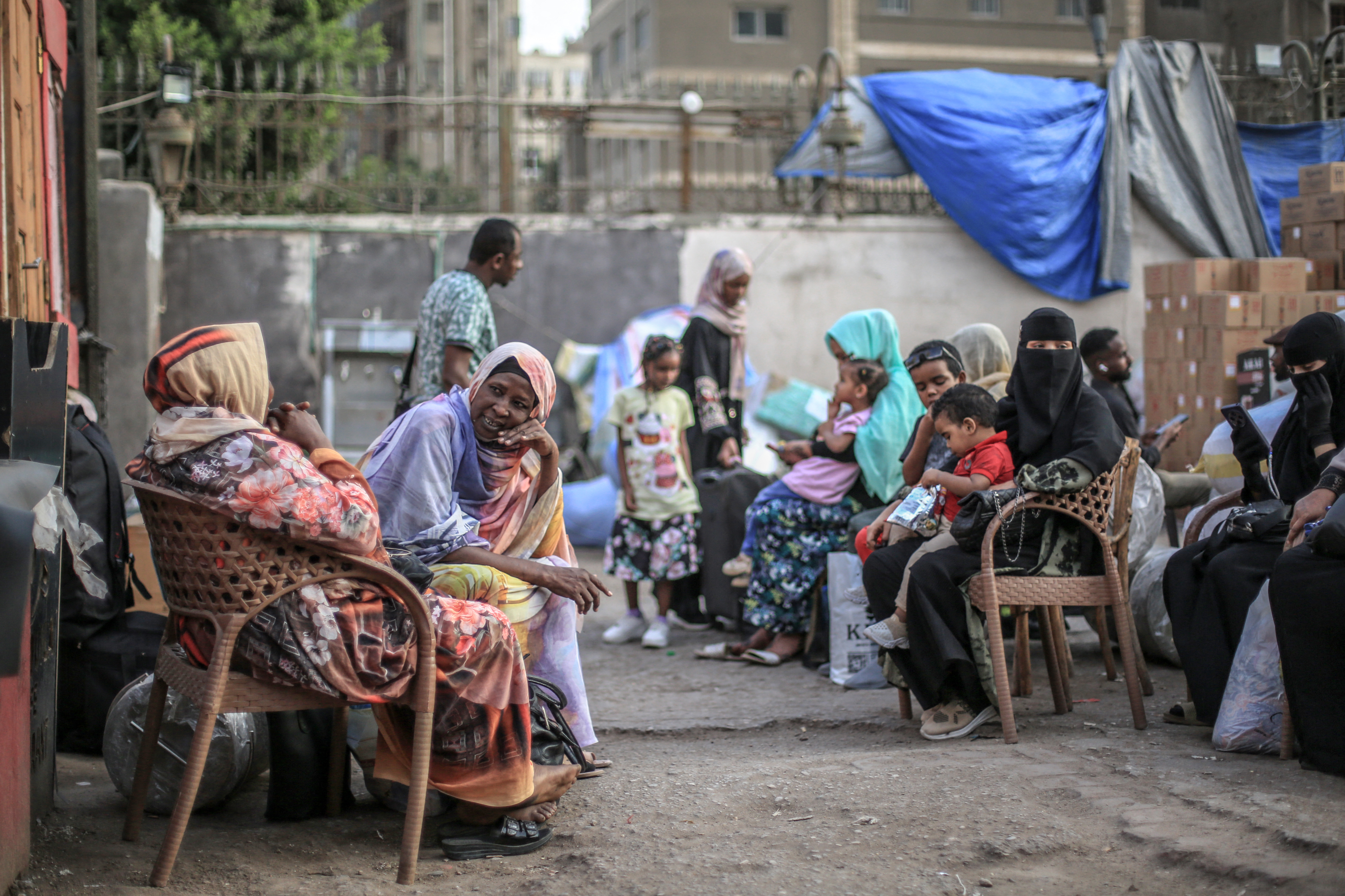 Frauen und Kinder am Warten