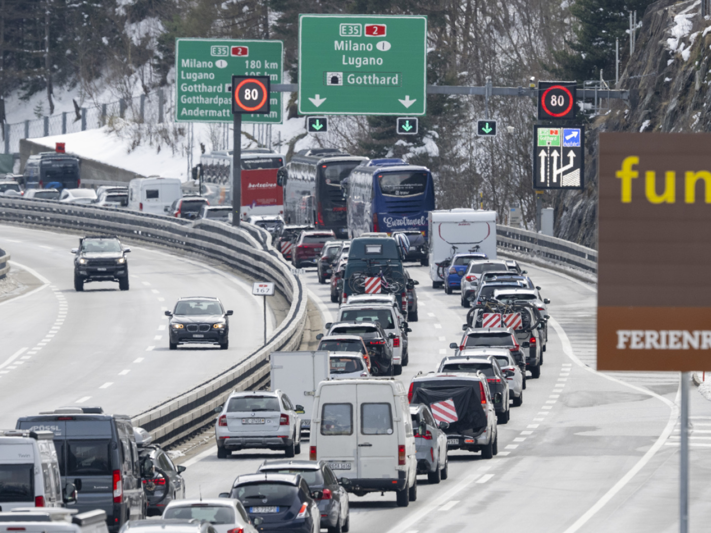 Easter and the start of the holidays bring traffic jams on the Gotthard