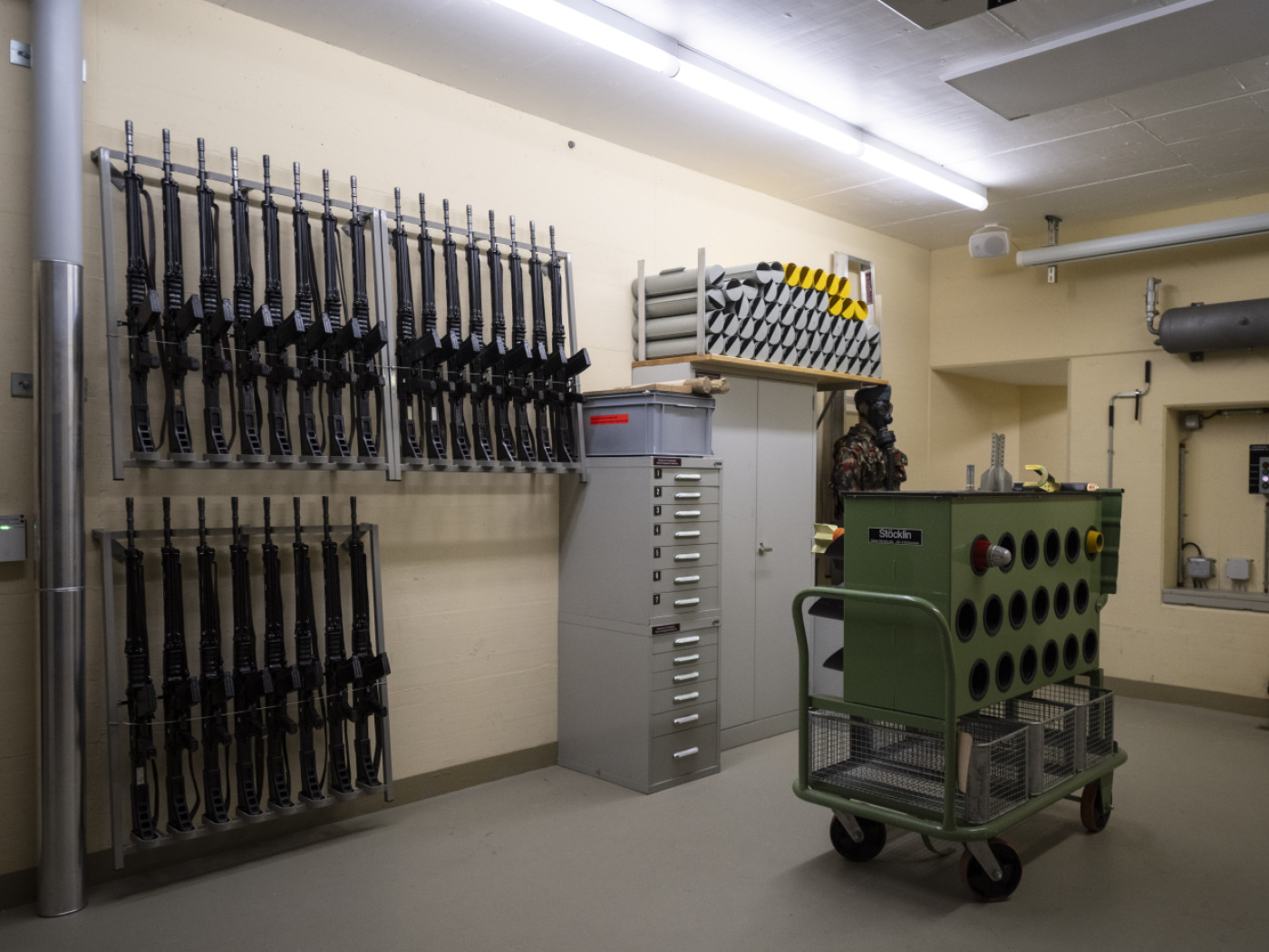 stanza piena di armi