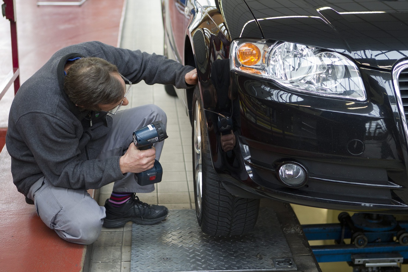 Un meccanico effettua il collaudo di un'automobile.