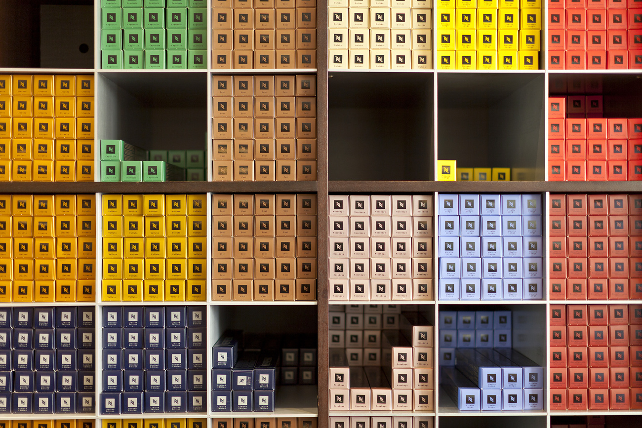 Boîtes en carton de différentes couleurs, empilées et de forme allongée, destinées à contenir des capsules de café, portant la lettre « N »
