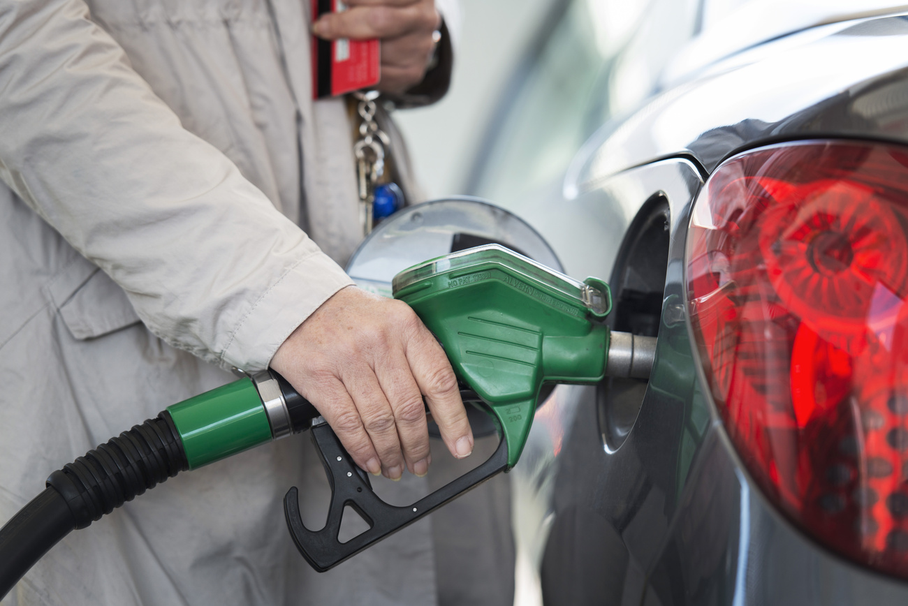 persona fa rifornimento di benzina