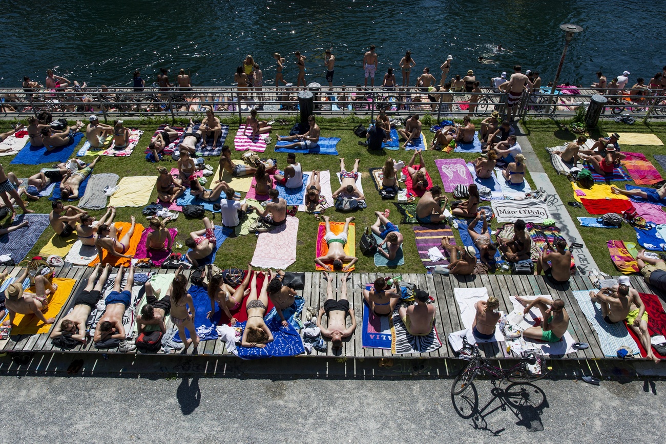 Der Liegebereich in Zürichs Badeanstalt Oberer Letten.