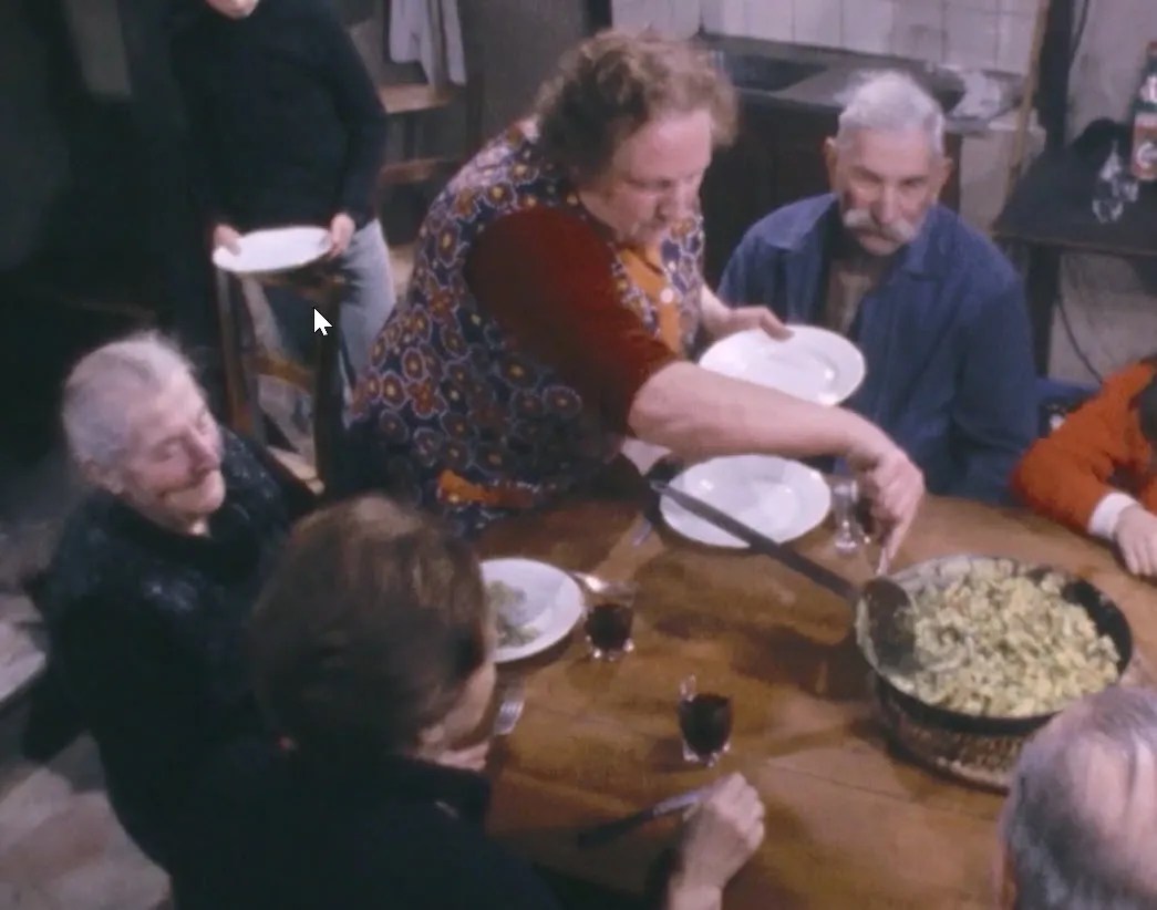 Persone attorno a un tavolo