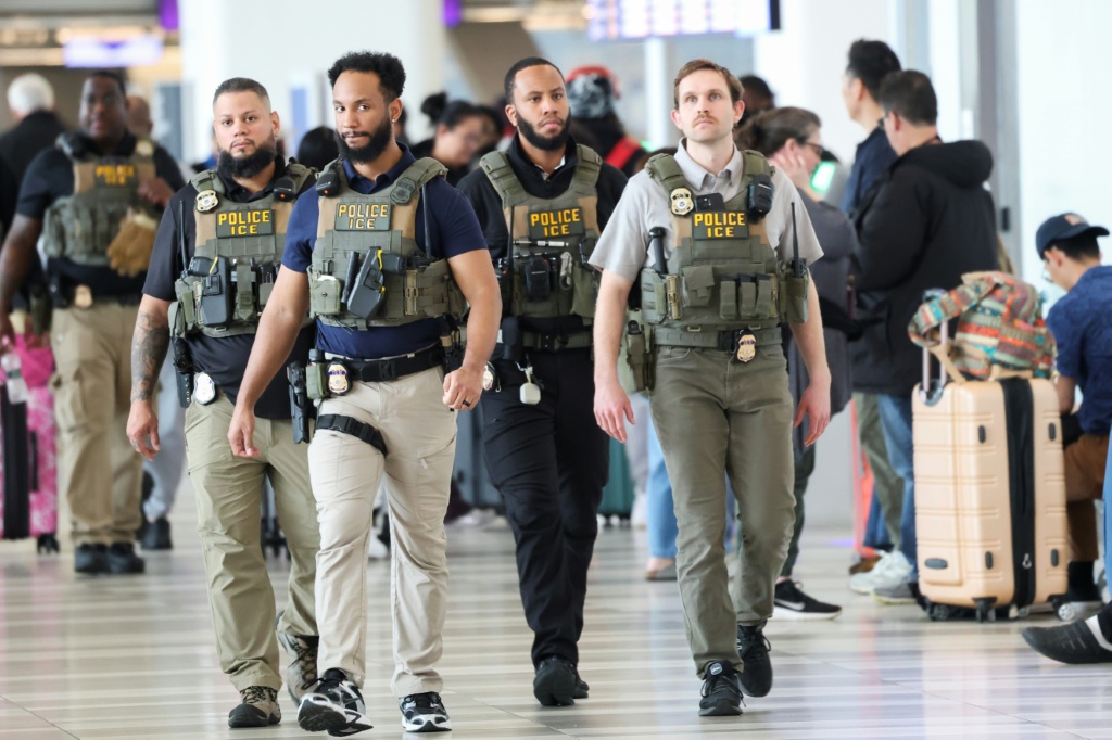 EEUU despliega agentes del ICE en aeropuertos en medio del caos por el bloqueo presupuestal - SWI swissinfo.ch