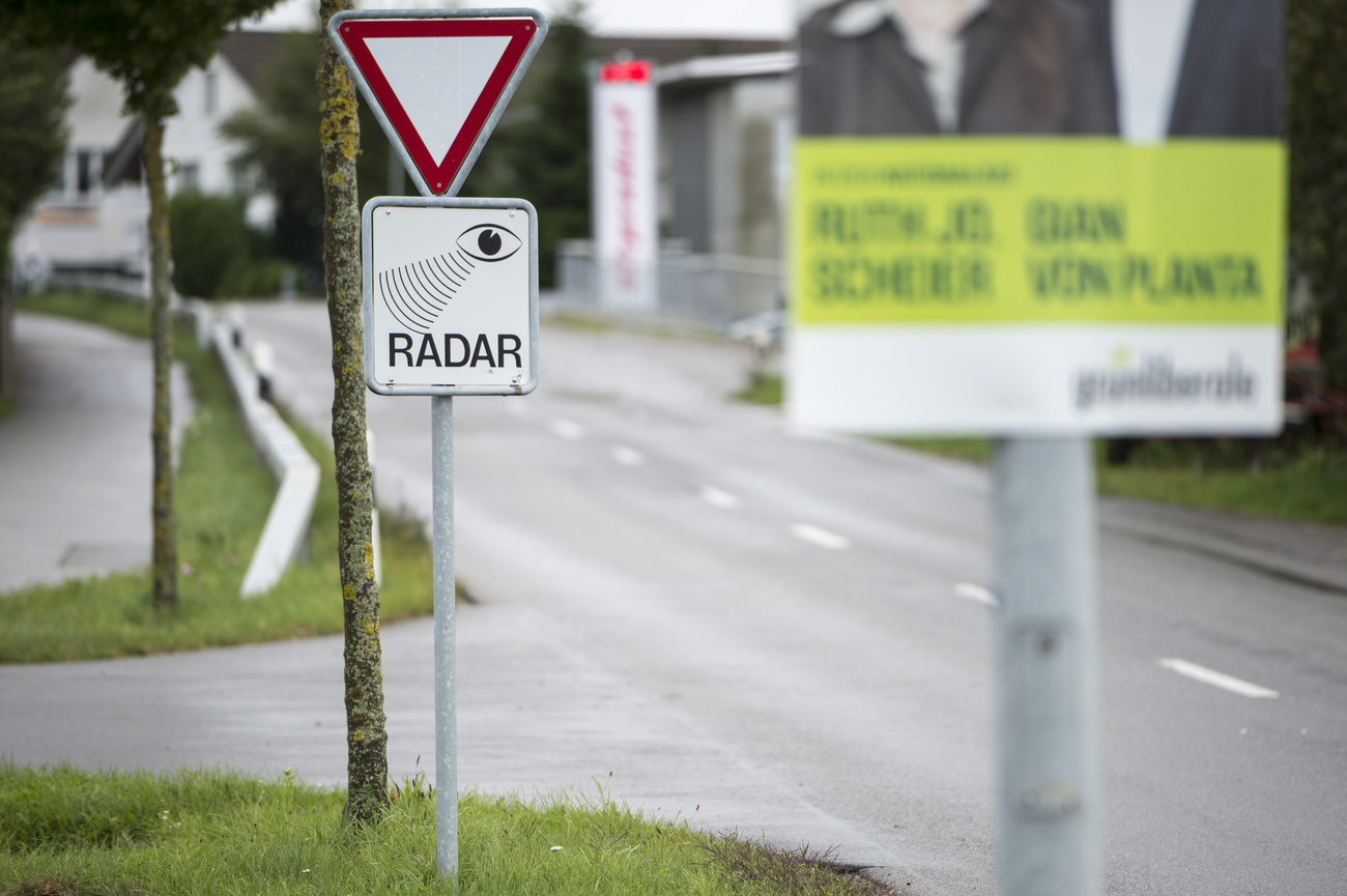 cartello che indica la presenza di un radar
