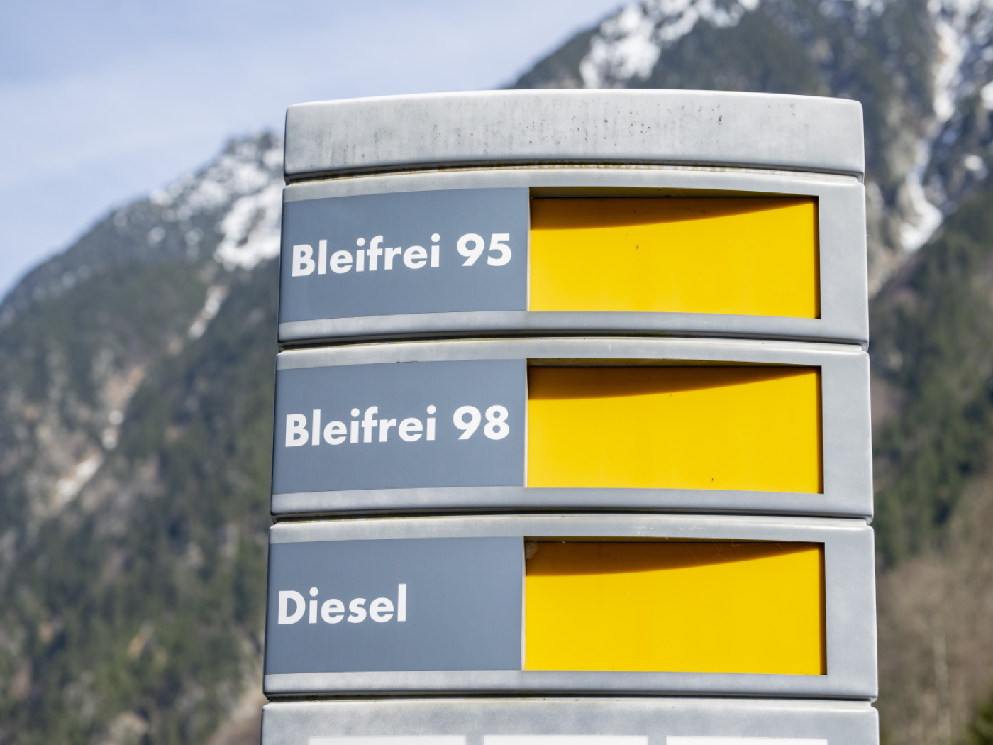 Swiss fuel prices continue to rise