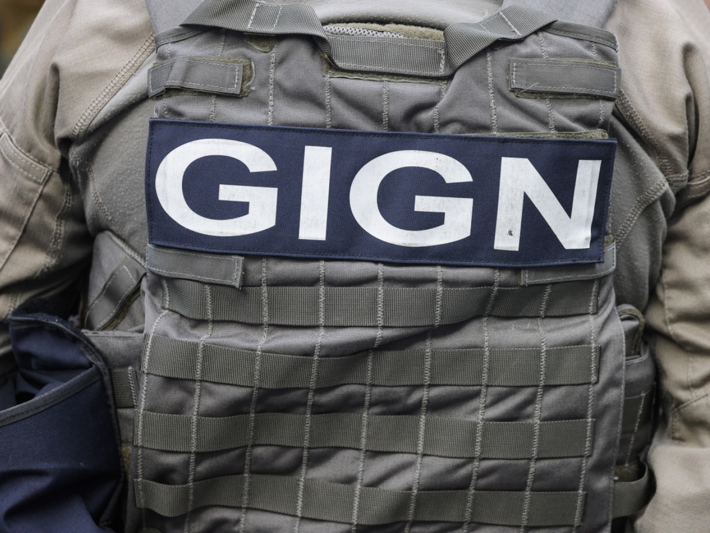scritta GIGN su un giubbotto antiproiettile