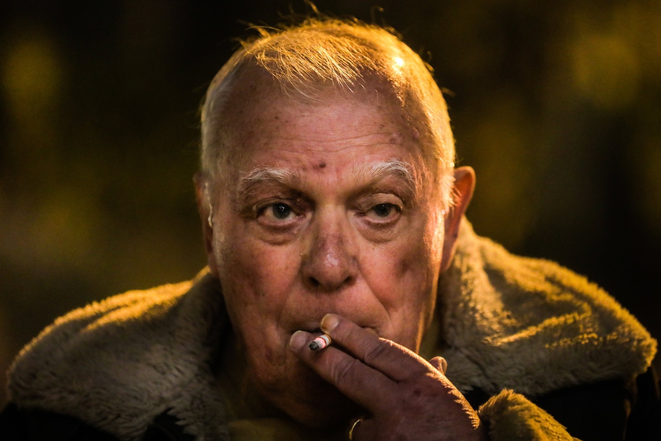 Um idoso fumando cigarro