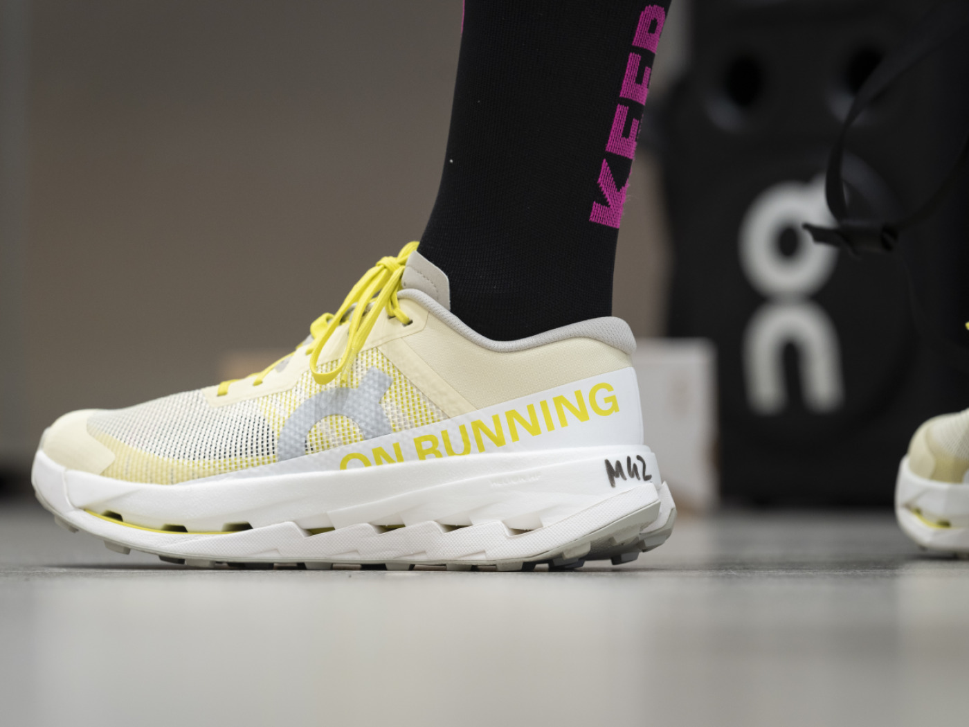 scarpa on running bianca e gialla