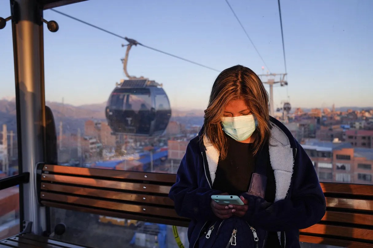 纜車也可以作為跨城市交通工具，例如玻利維亞兩個鄰近城市拉巴斯和埃爾阿托就是由纜車連接的。