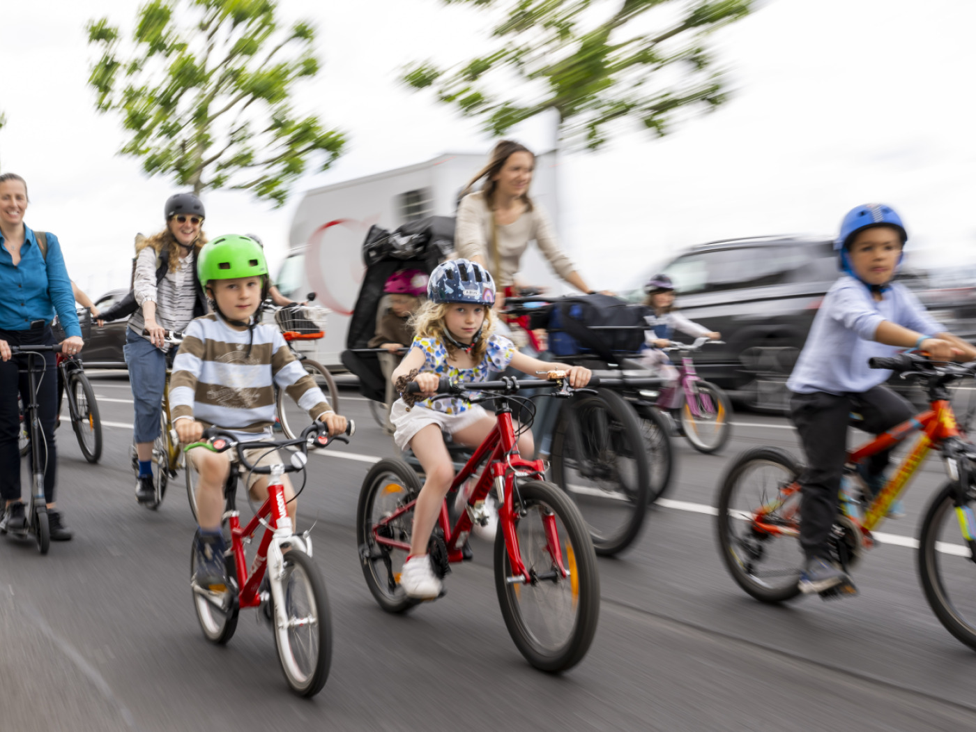 famiglia in bicicletta