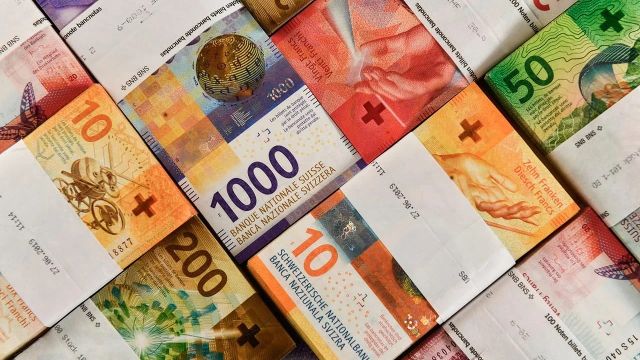 La neuvième série de billets de banque a été mise en circulation par étapes depuis 2016. Le billet de 50 francs a été le premier à être émis, en avril 2016. Le billet de 100 francs, mis en circulation le 12 septembre 2019, vient clore cette série. Ces billets ont cours légal.
