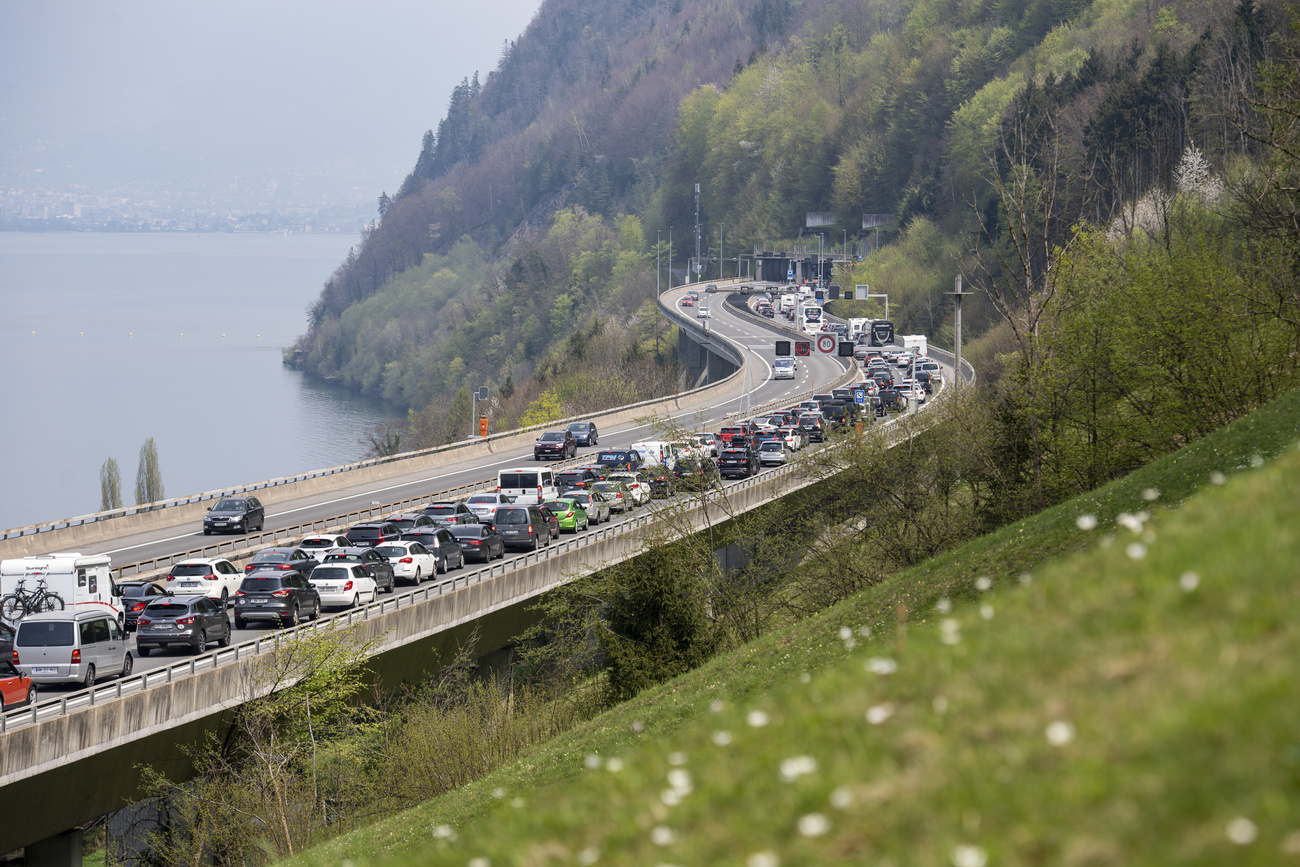 Coda sul lago dei Quattro Cantoni in direzione della galleria del San Gottardo durante le feste di Pasqua.
