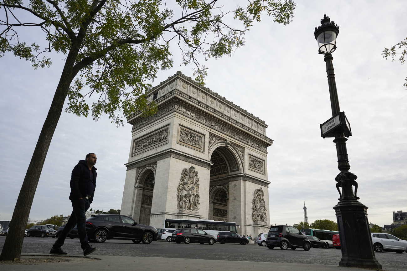 Un homme passe devant l'Arc de Triomphe