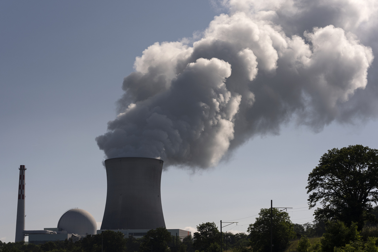 vapore esce da ciminiera di una centrale nucleare