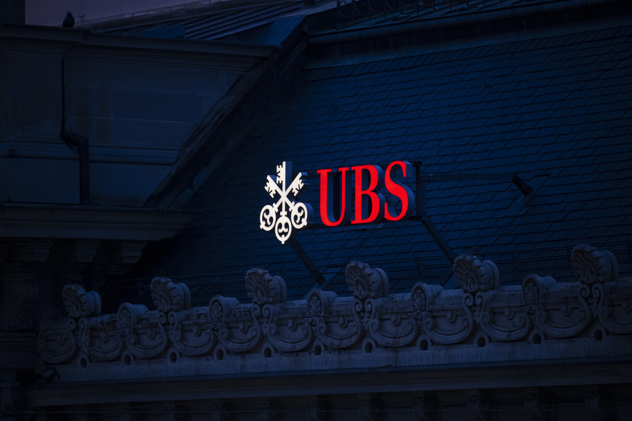Das Logo der Schweizer Bank UBS am ehemaligen Hauptgebäude der Credit Suisse am Paradeplatz in Zürich, Schweiz, am 17. Januar 2025. Der Hauptsitz der Credit Suisse befand sich am Paradeplatz, bis die Bank von UBS übernommen wurde. (KEYSTONE/Ennio Leanza)