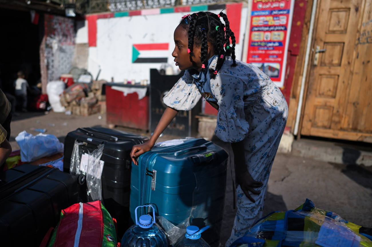 Ein Mädchen mit einem Koffer