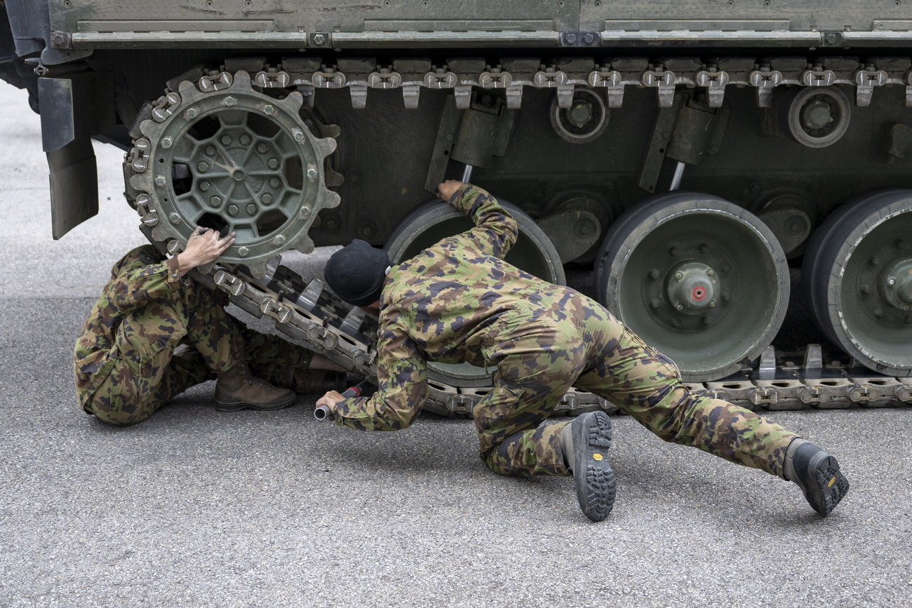 Militari ispezionano cingolo di crrarmato