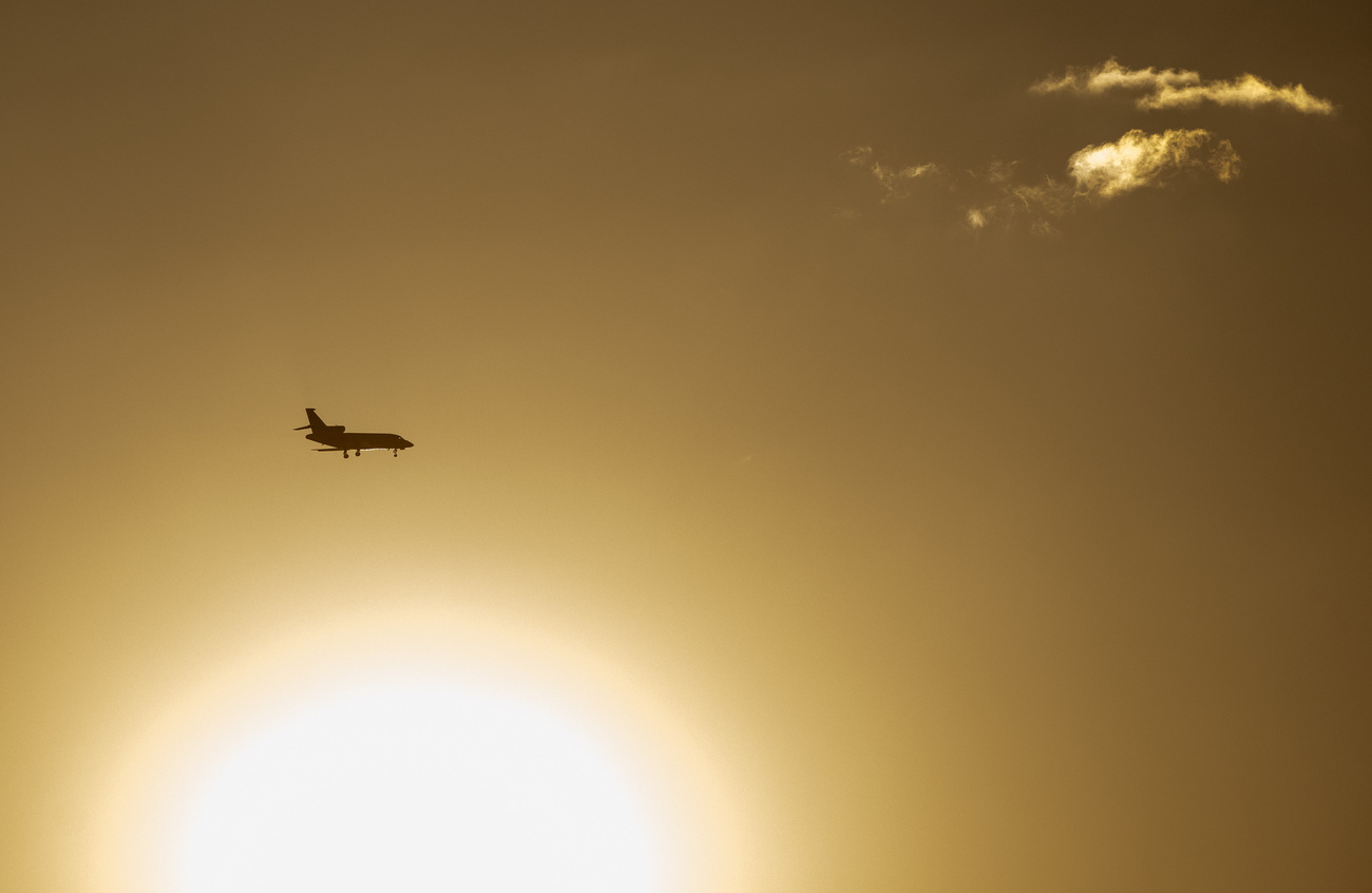 Aeroplano si staglia nel cielo