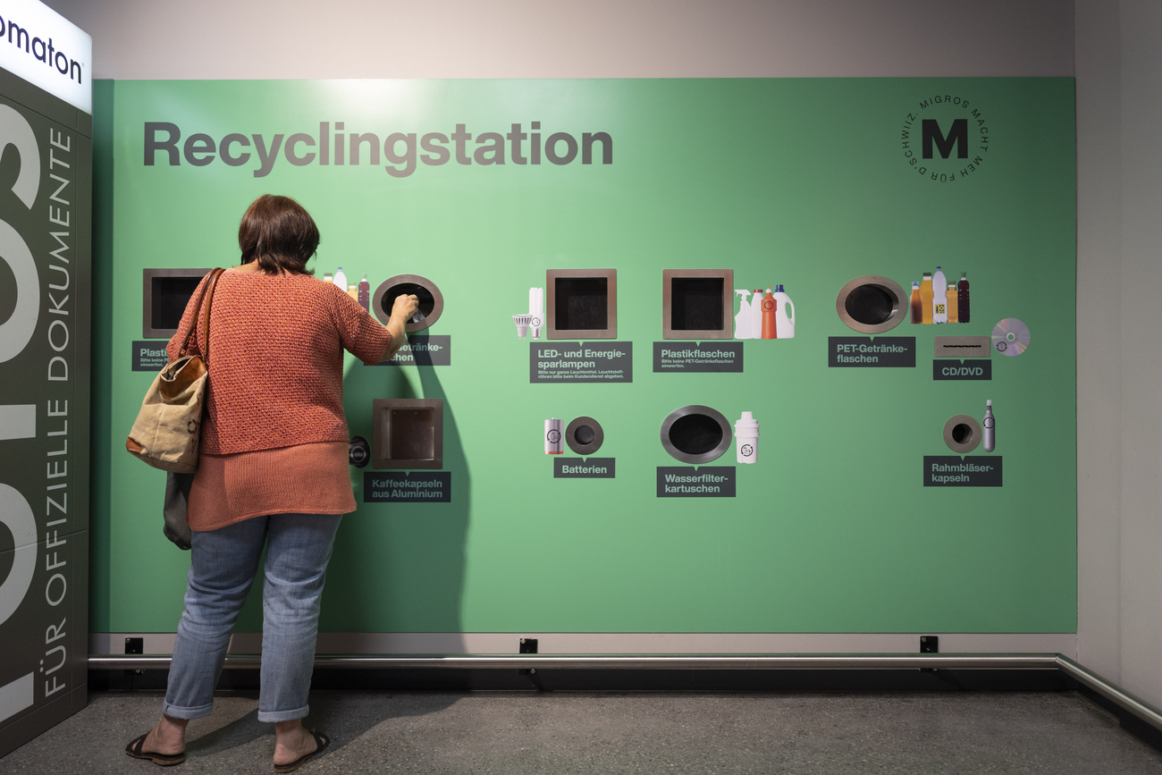 Una stazione di riciclaggio davanti a un supermercato.