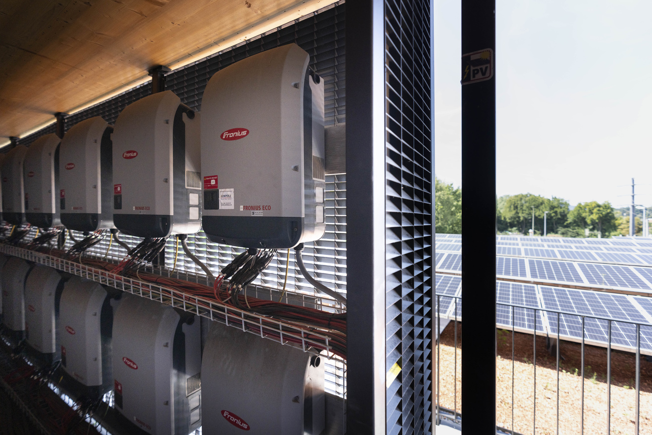 The Migros supermarket branch in Schlieren-Rietbach is powered by a rooftop photovoltaic system and a large battery storage installation.