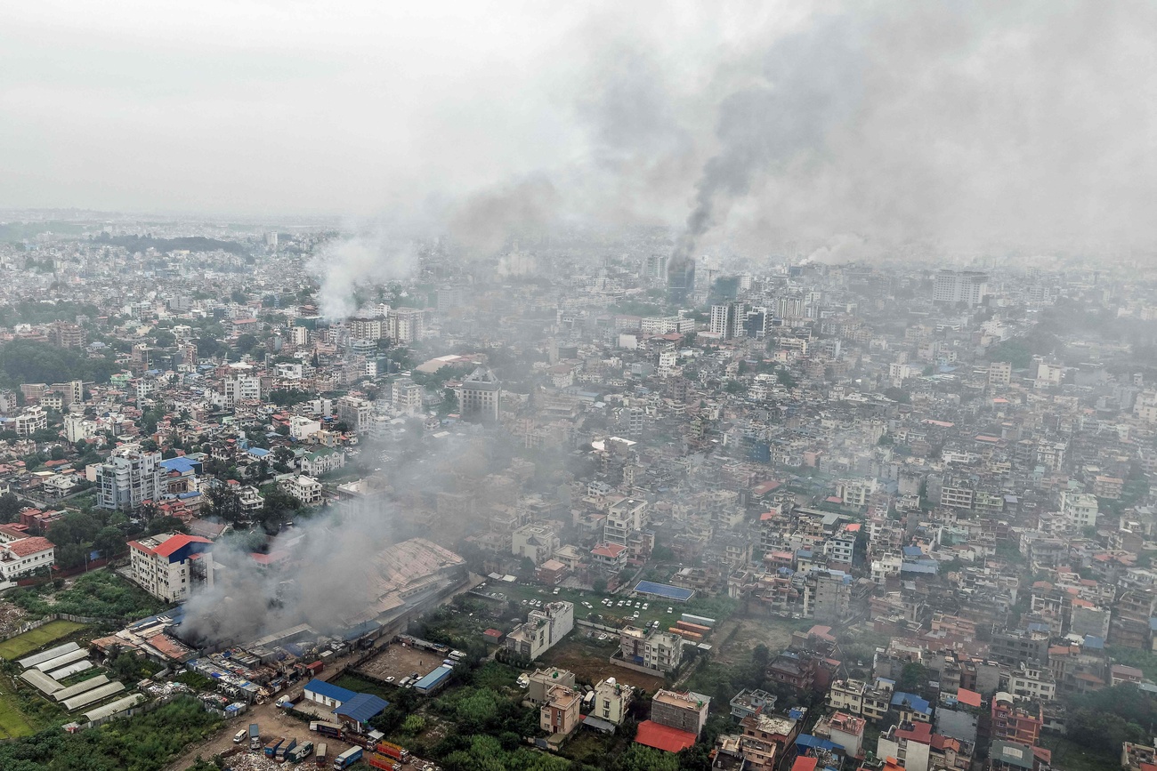 Des panaches de fumée envahissent la ville de Katmandou le 10 septembre 2025