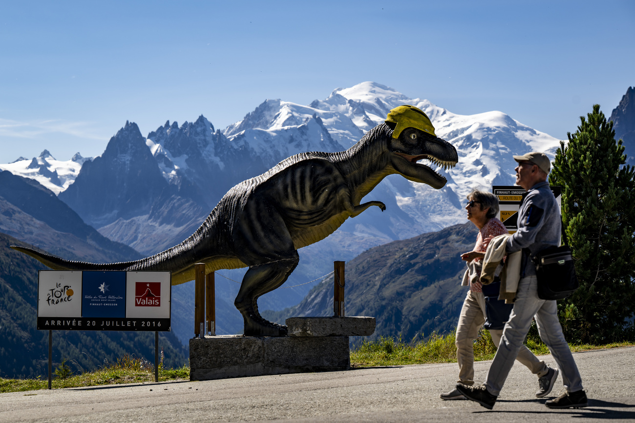 Réplique de dinosaure avec le Mont-Blanc en arrière-plan.