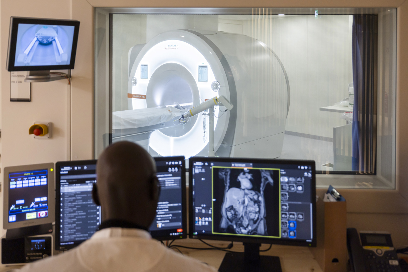 operatore osserva immagini risonanza su un computer