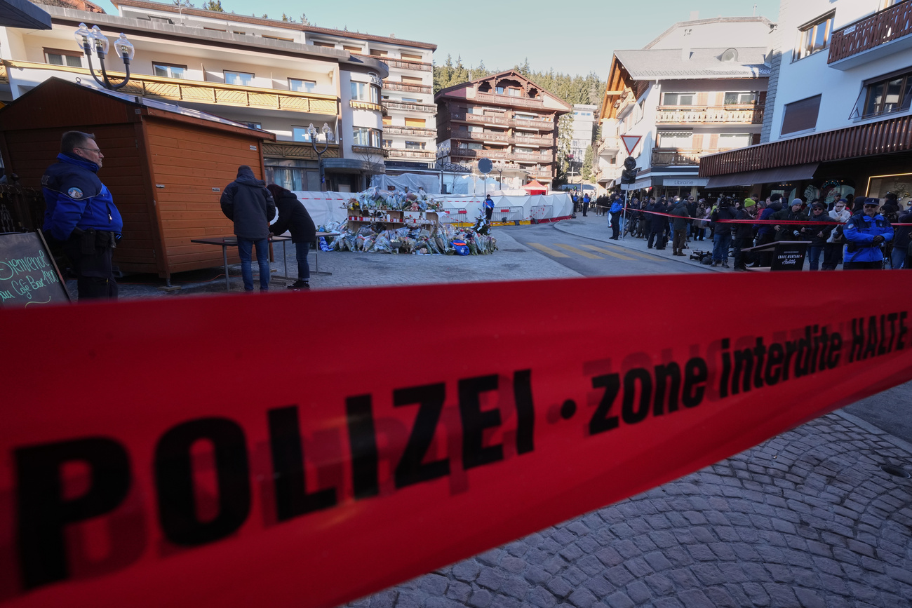 piazza con nastro della polizia