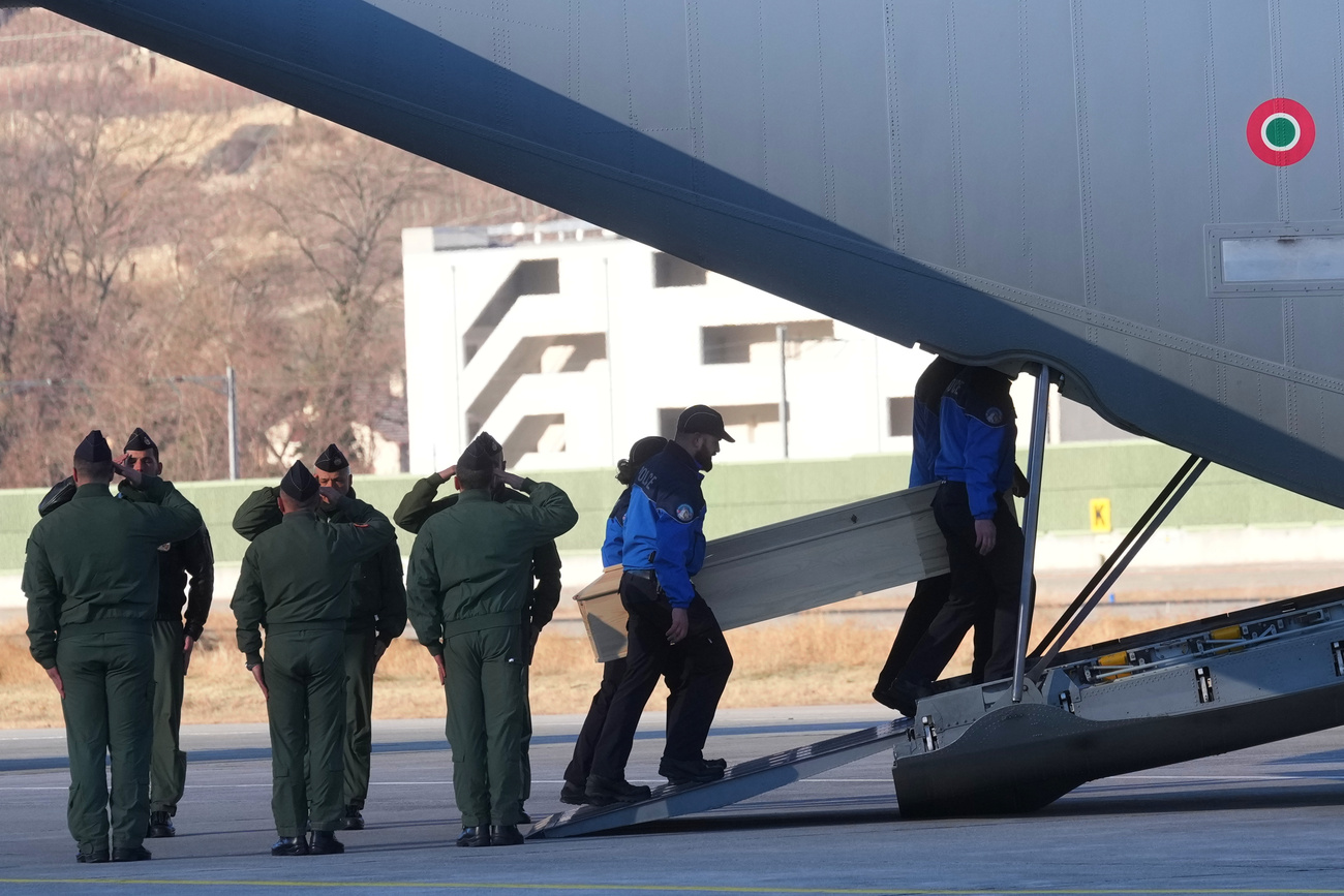 poliziotti trasportano una bara