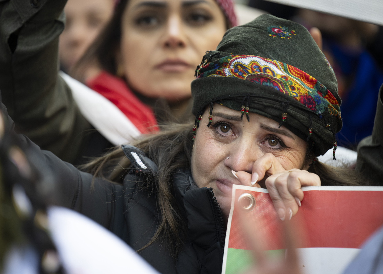 تُعدّ الأقلية الكردية واحدة من أكبر الجماعات القومية في الشرق الأوسط، موزعة بين عدة دول، من بينها إيران والعراق وتركيا وسوريا. وعلى مدى عقود، واجه الأكراد تحديات سياسية وأمنية معقّدة، مع استمرار مطالبهم بالاعتراف بحقوقهم الثقافية والسياسية، وسط تحولات إقليمية قد تعيد طرح قضيتهم من جديد.