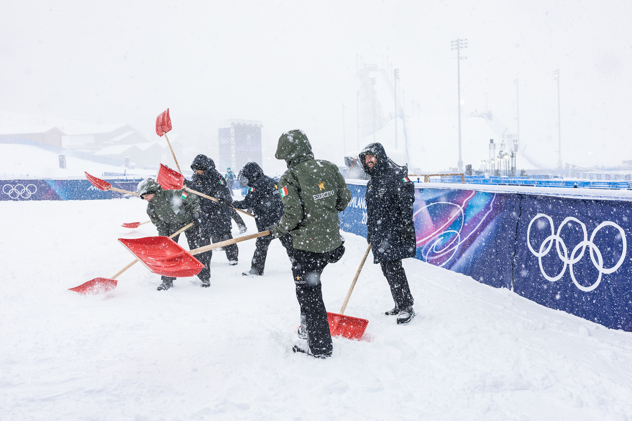 volontari olimpiadi spalano neve a livigno