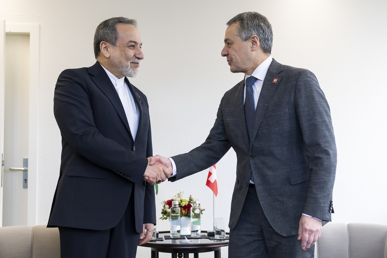 Federal Councillor Ignazio Cassis and Abbas Araghchi shaking hands