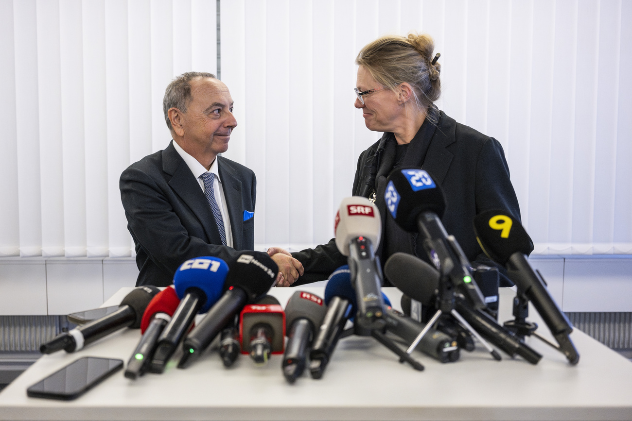uomo e donna si stringono la mano