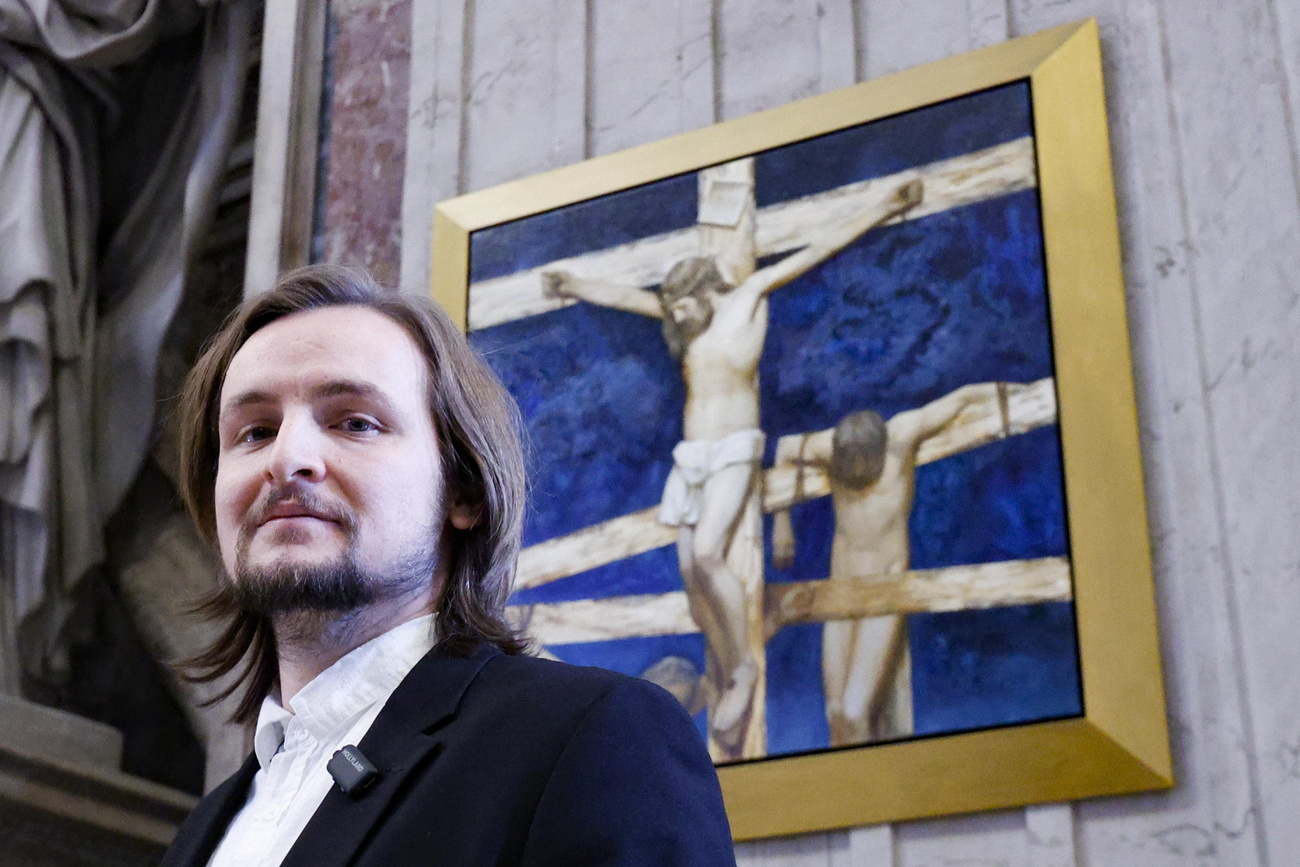 Il pittore svizzero Manuel Andreas Dürr davanti a una delle sue opere esposte in Vaticano.