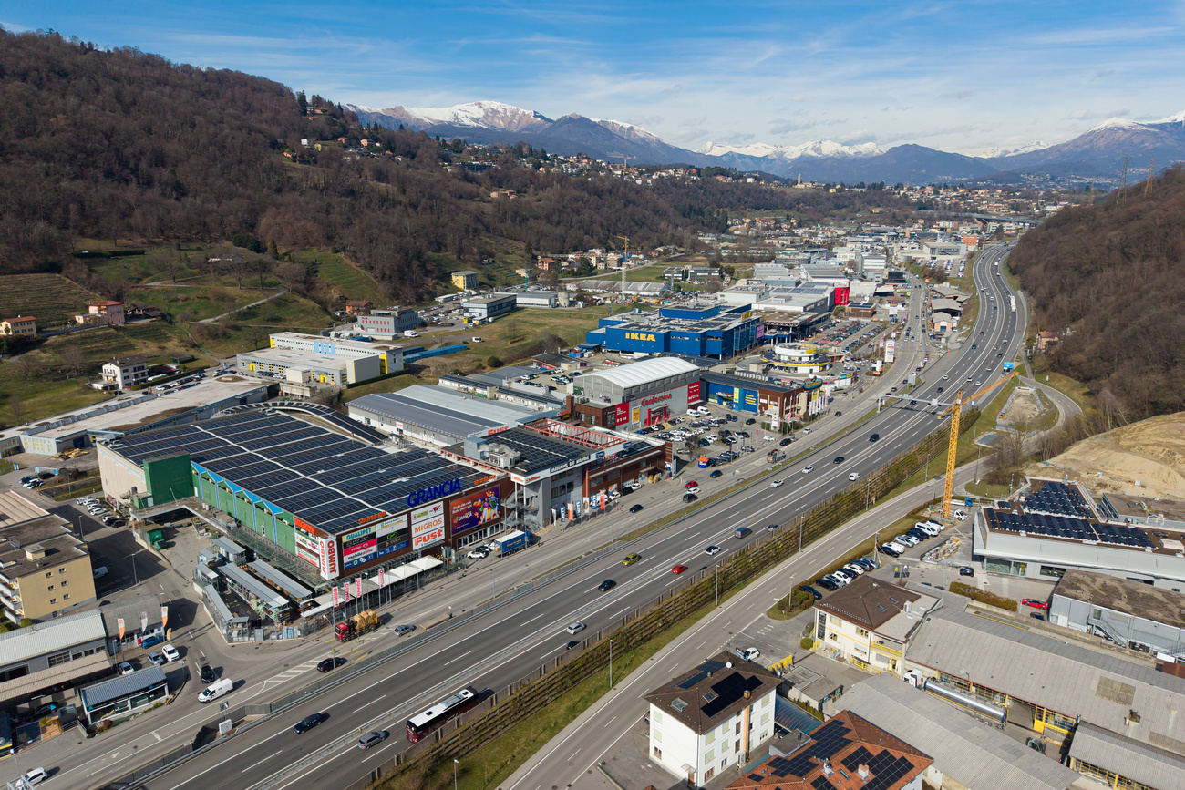 Pian Scairolo con i tanti negozi.