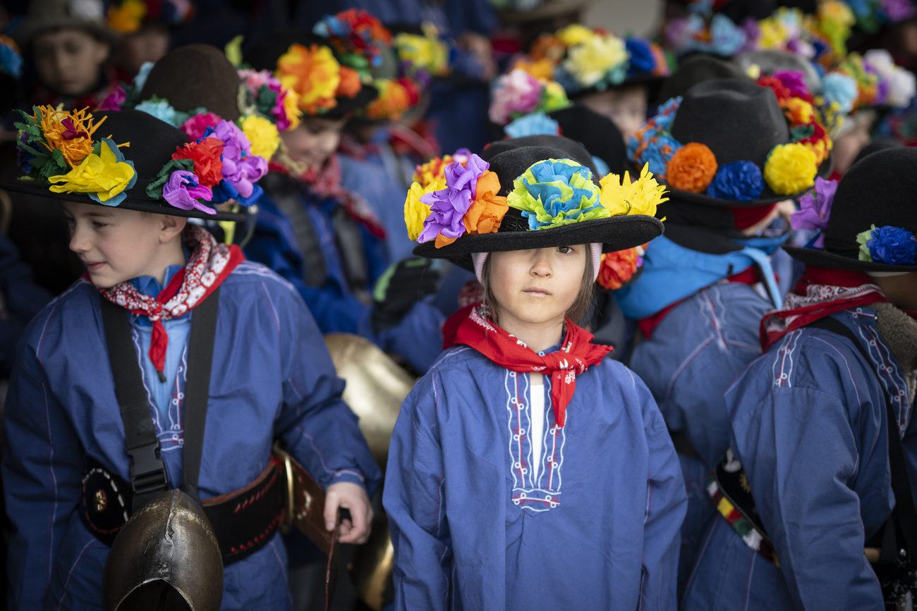 bambini vestiti per Chalandamarz