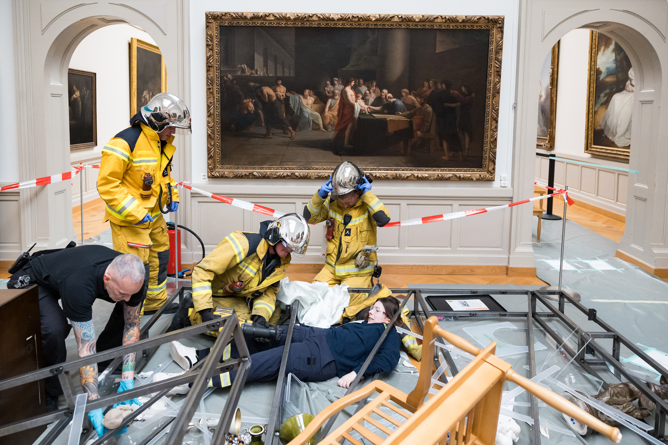 simulazione di una persona ferita in un museo soccorsa dai pompieri