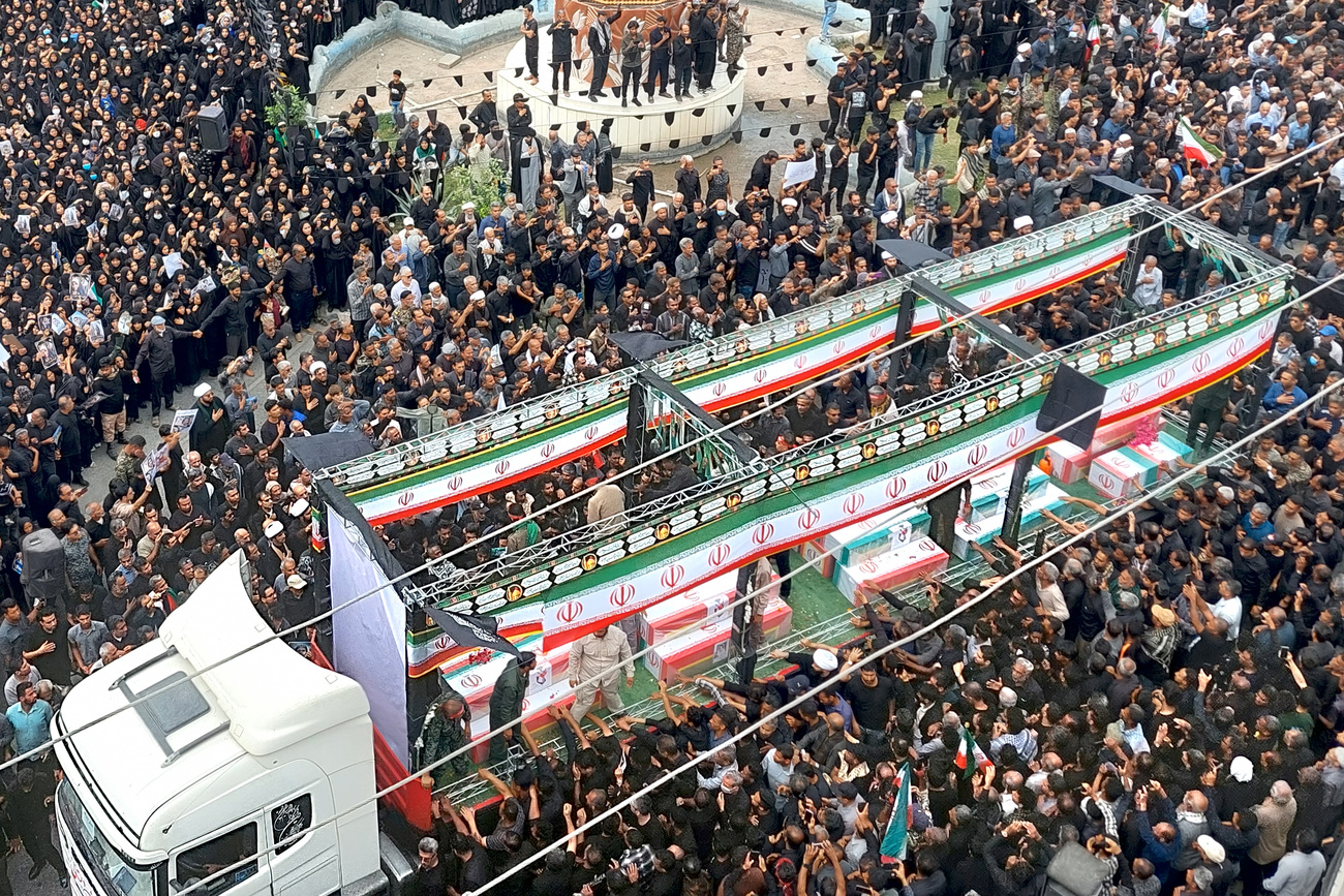 تشييع ضحايا قصف مدرسة في ميناب جنوب إيران، أسفر عن مقتل ما لا يقل عن 165 شخصًا وإصابة العشرات في غارات أمريكية-إسرائيلية.