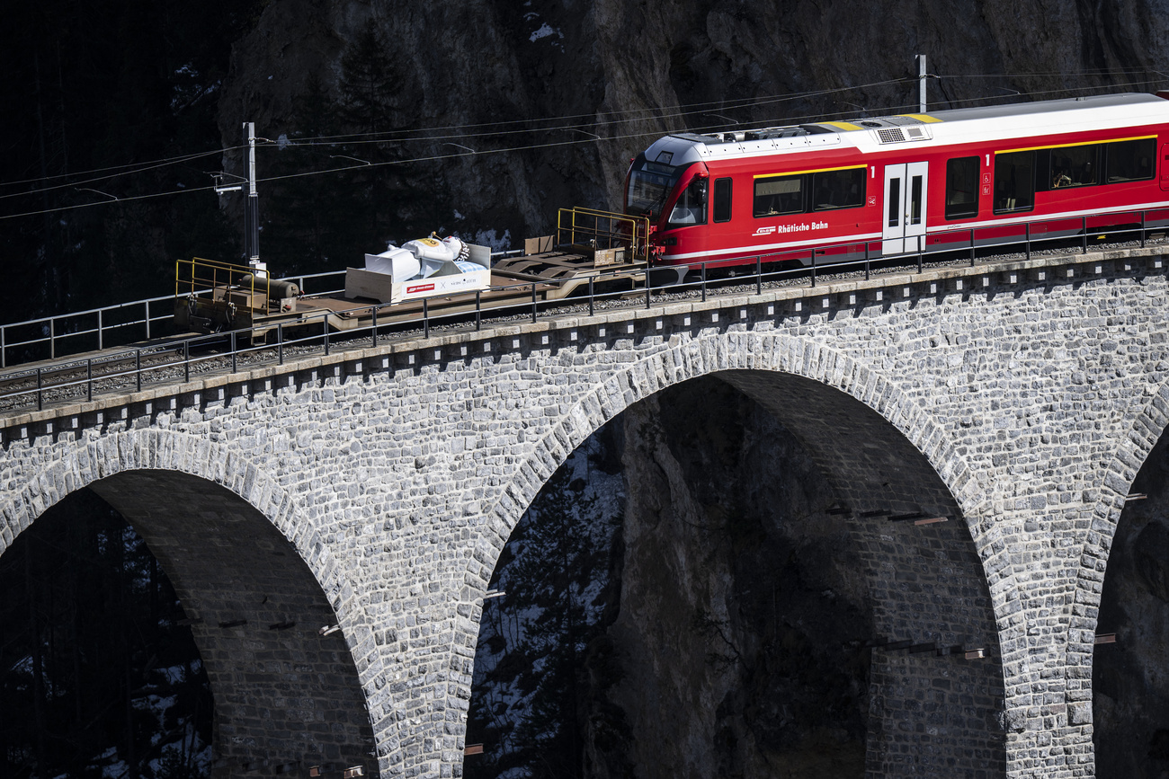 La ferrovia retica ch trasporta il Böögg.