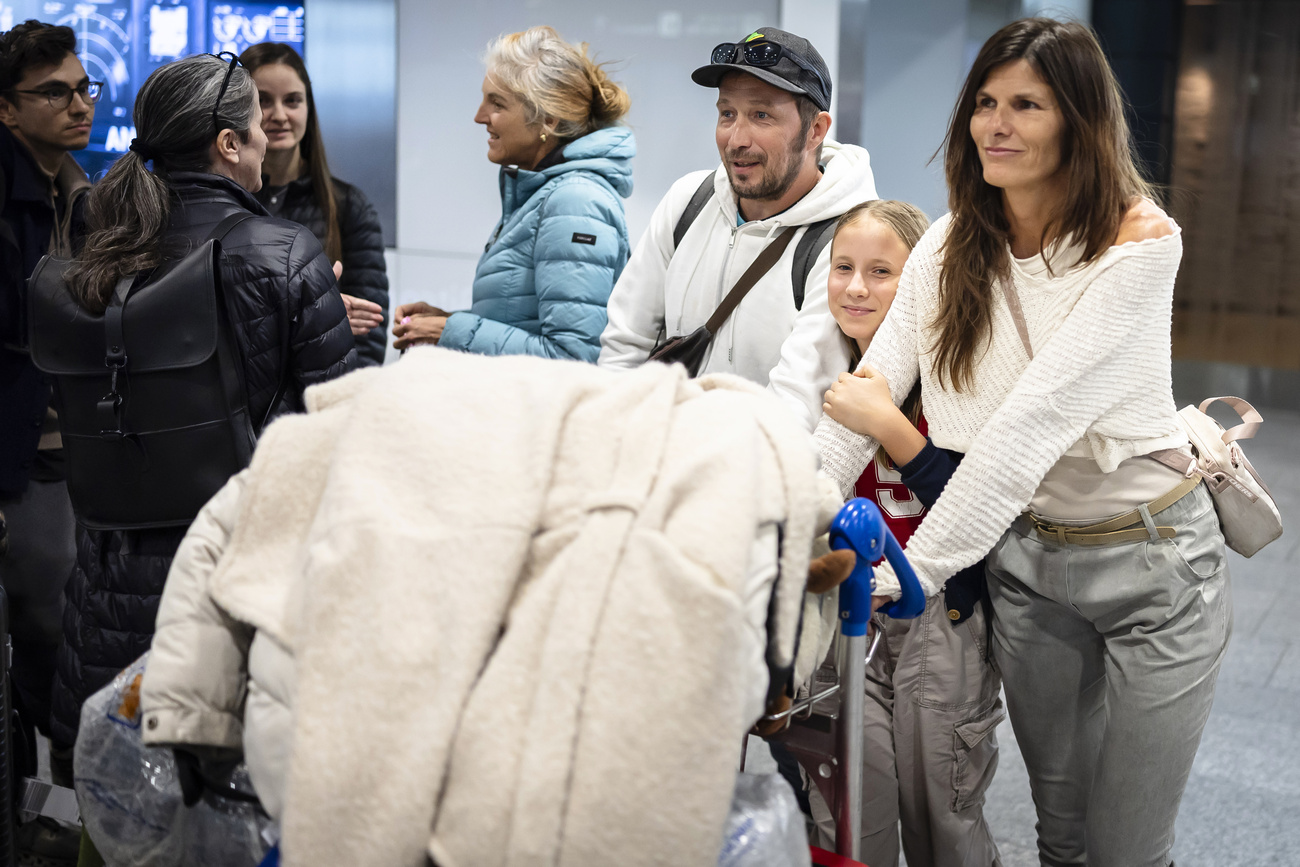 Davide (links), Mariana (rechts) und Nayra (Mitte) treffen am Donnerstag, 5. März 2026, nach einem Sonderflug der Swiss International Air Lines aus Maskat, Oman, am Flughafen Zürich ein.