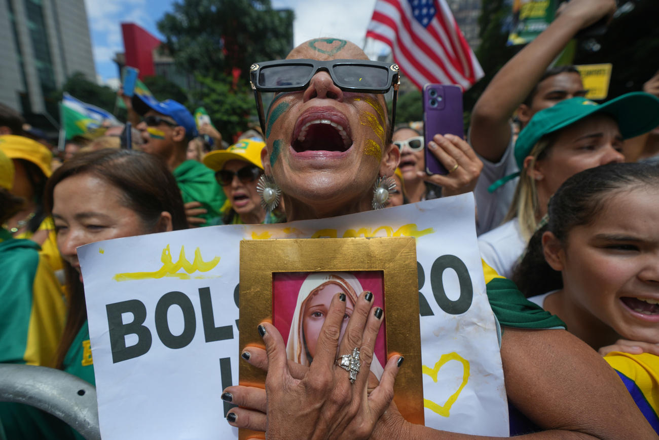 Pessoa com um cartaz do Bolsonaro