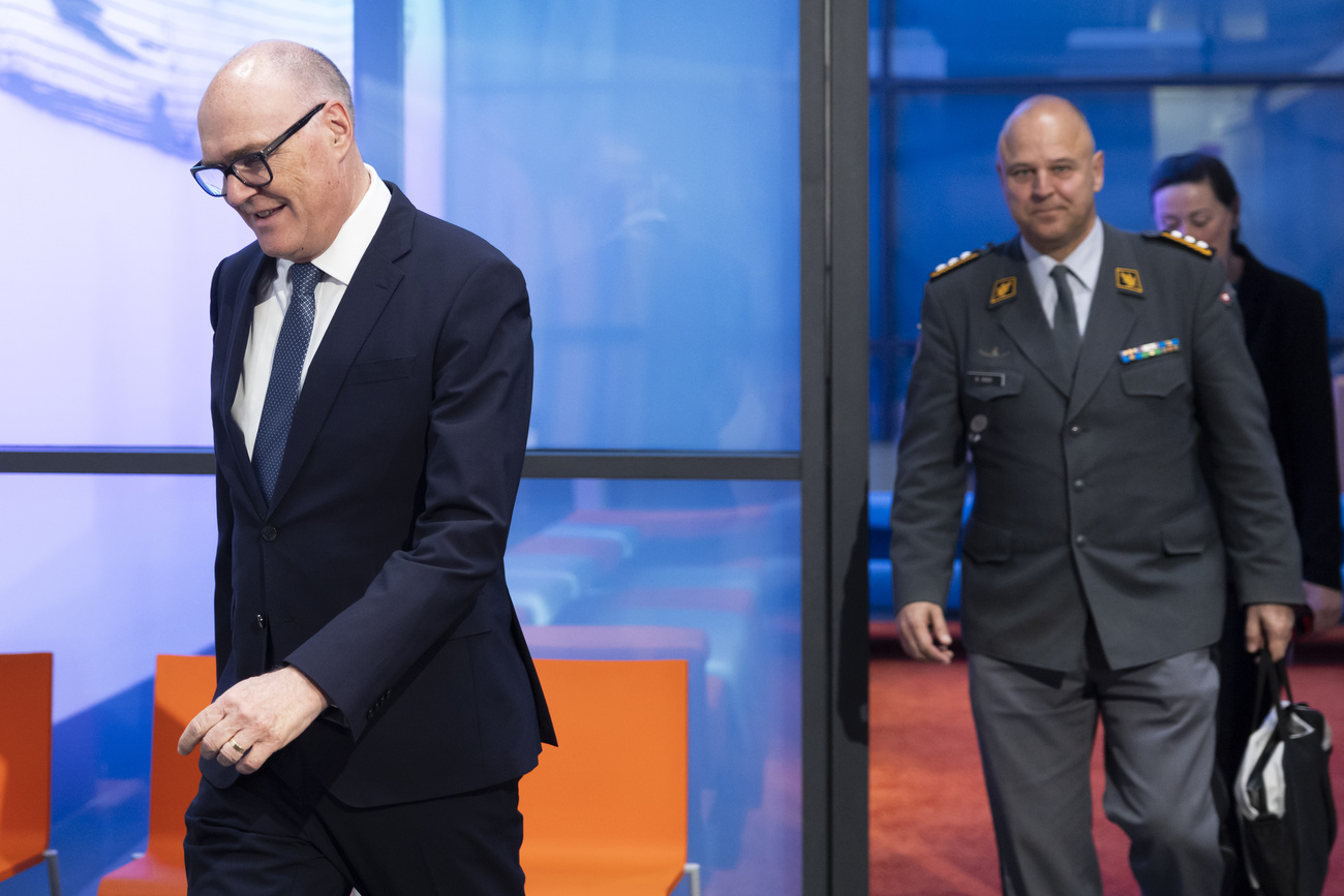 Il ministro della Difesa Martin Pfister (a sinistra) è affiancato dal capo delle forze armate Benedikt Roos