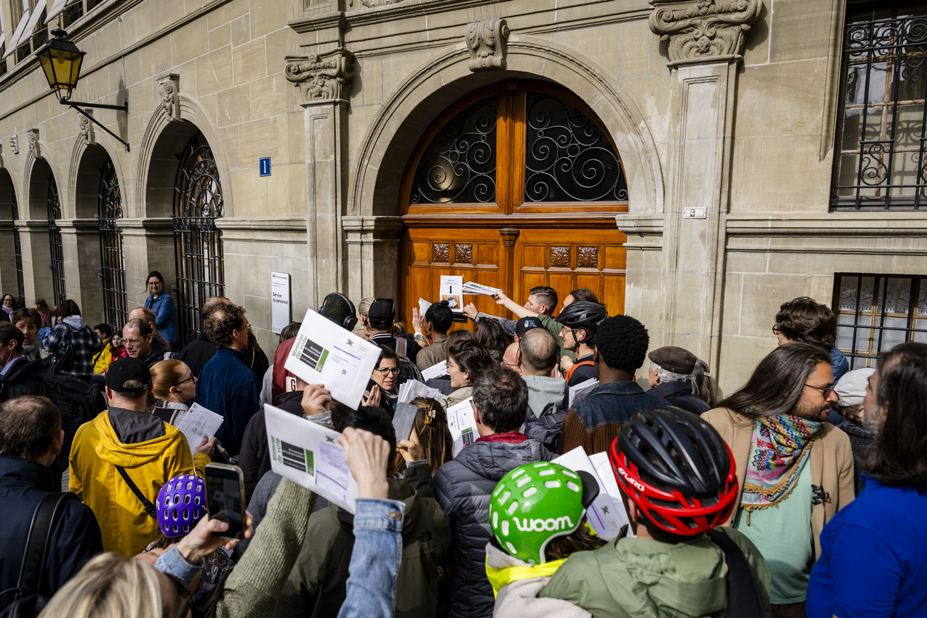 Schweizerinnen mit dem Stimmcouvert