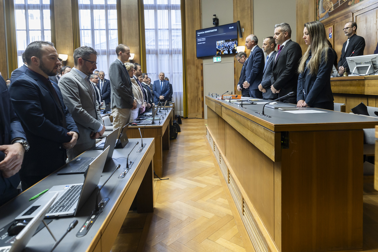 Un minuto di silenzio per le vittime di Crans-Montana all'inizio della sessione del Gran Consiglio vallesano.