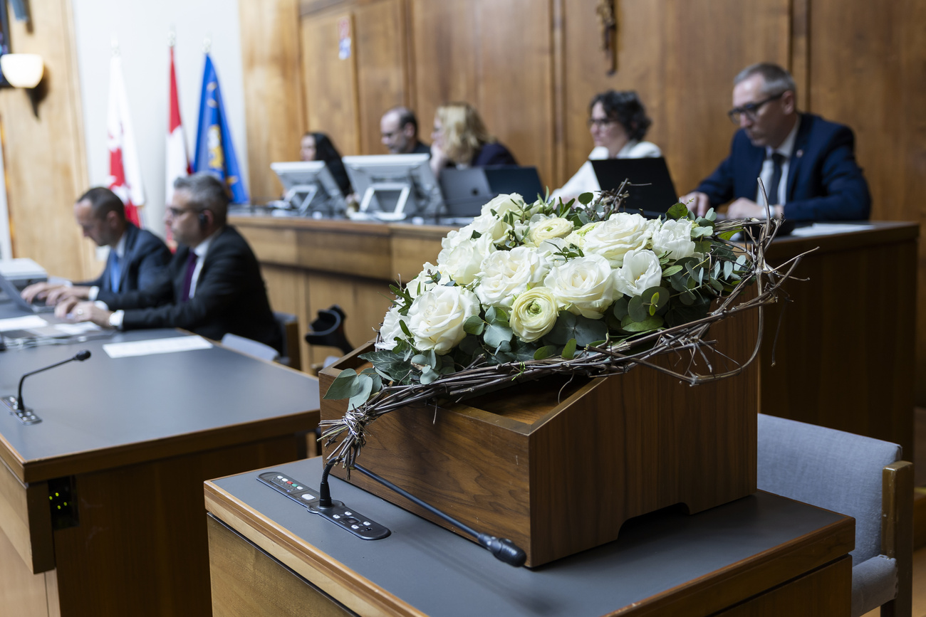 Weisse Blumen in einem Parlamentsaal