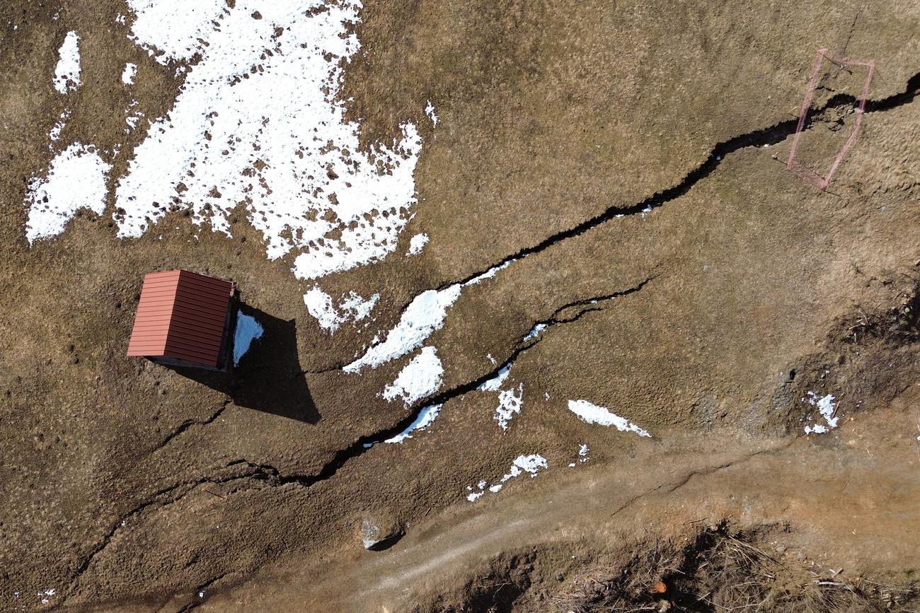Fessura nel terreno dall'alto