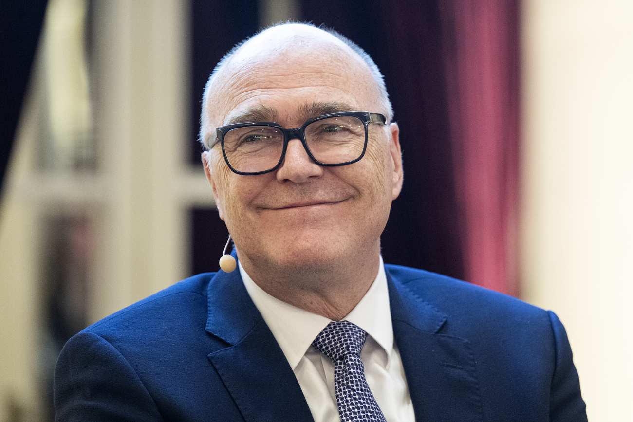 Ein älterer Mann mit Brille