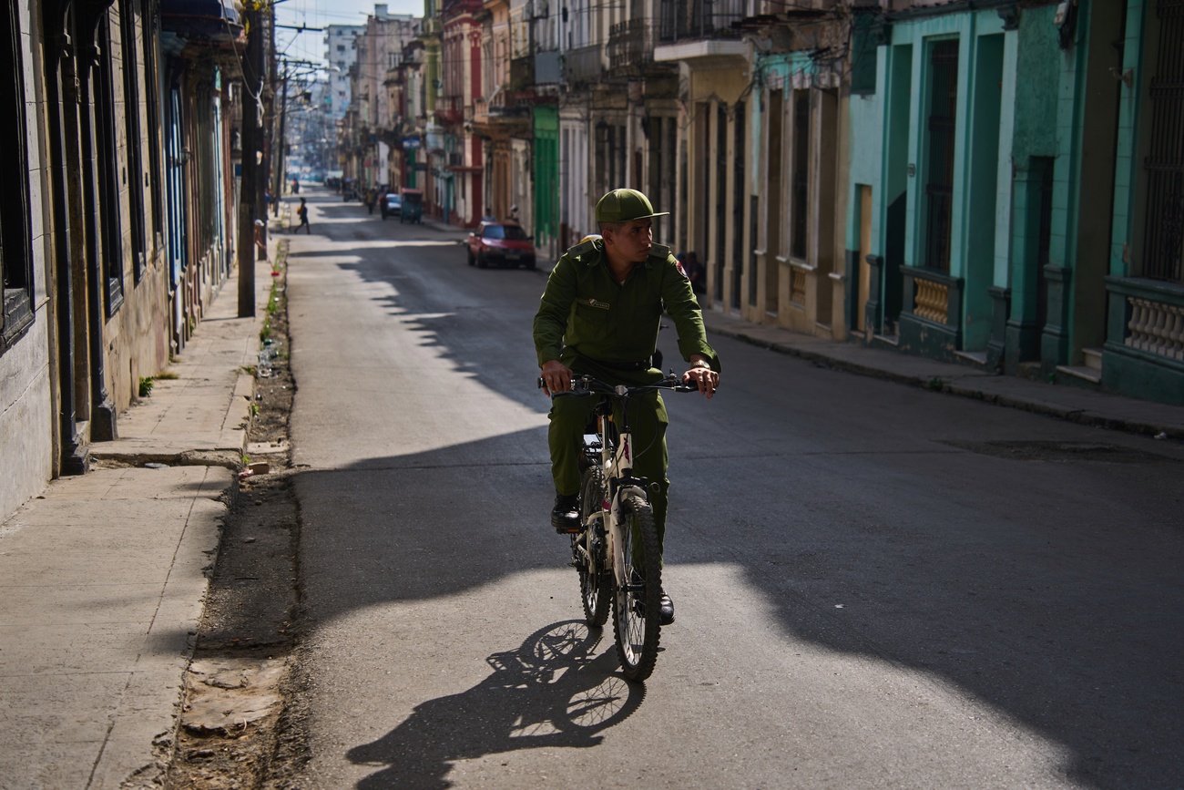 Un soldado en bicicleta por las calles de La Habana, Cuba.